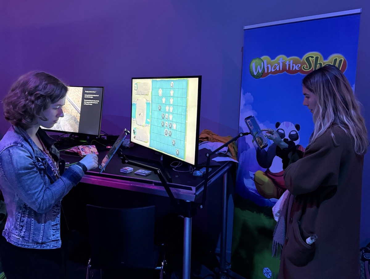 Deux joueuses sur le stand de What the Shell à A MAZE, à Berlin