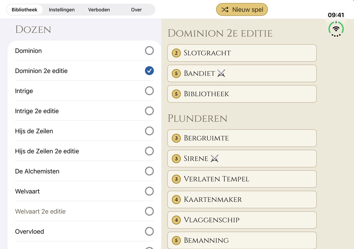 Dominion Minion opengeklapt op de iPhone Duo: links de bibliotheek met uitbreidingen, rechts de koninkrijkkaarten