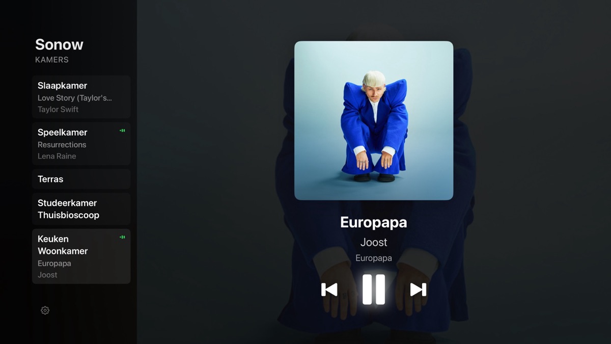 Sonow op Apple TV: links de kamers, rechts de albumhoes en het nummer dat in de keuken speelt